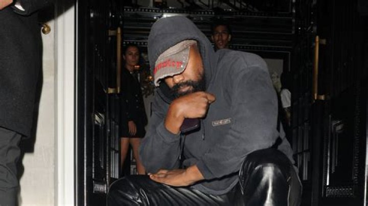 Anhang Reihenfolge Treppe kanye west height feet Moskito Neuank&ouml;mmling