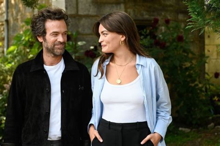 Romain Duris Et Emma Mackey